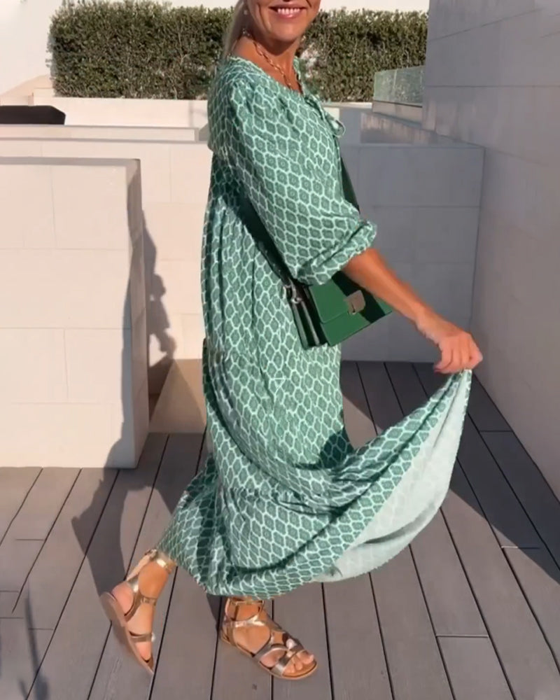 Modetryckt klänning med rund hals