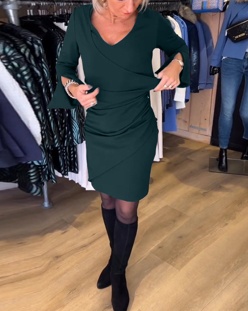 Klänning med V-hals och flarehylsa