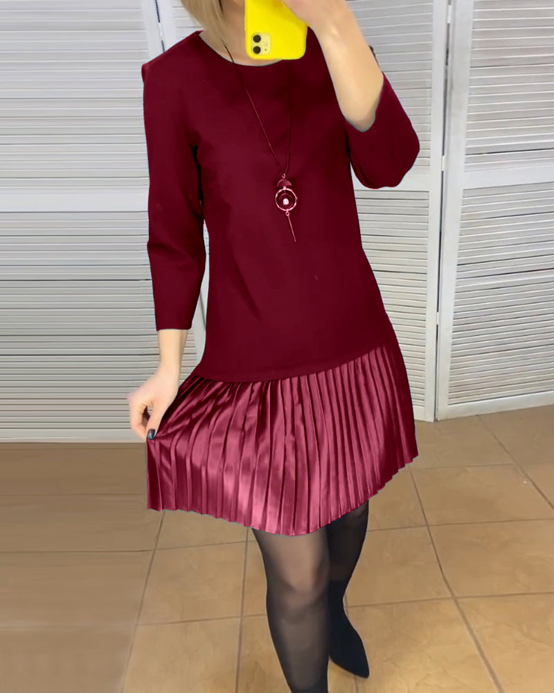 Klänning med veckade paneler och enfärgade