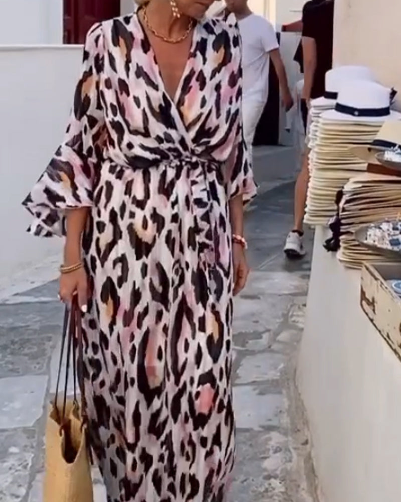 Färgglad leopardklänning