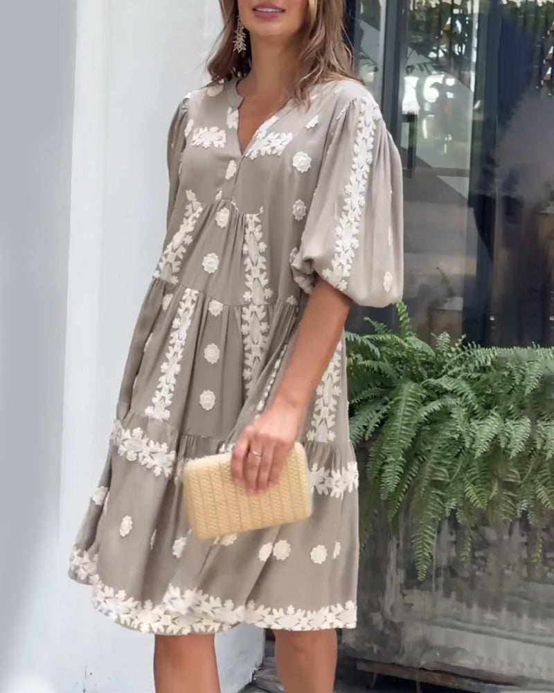 Puffärmsklänning med v-ringning