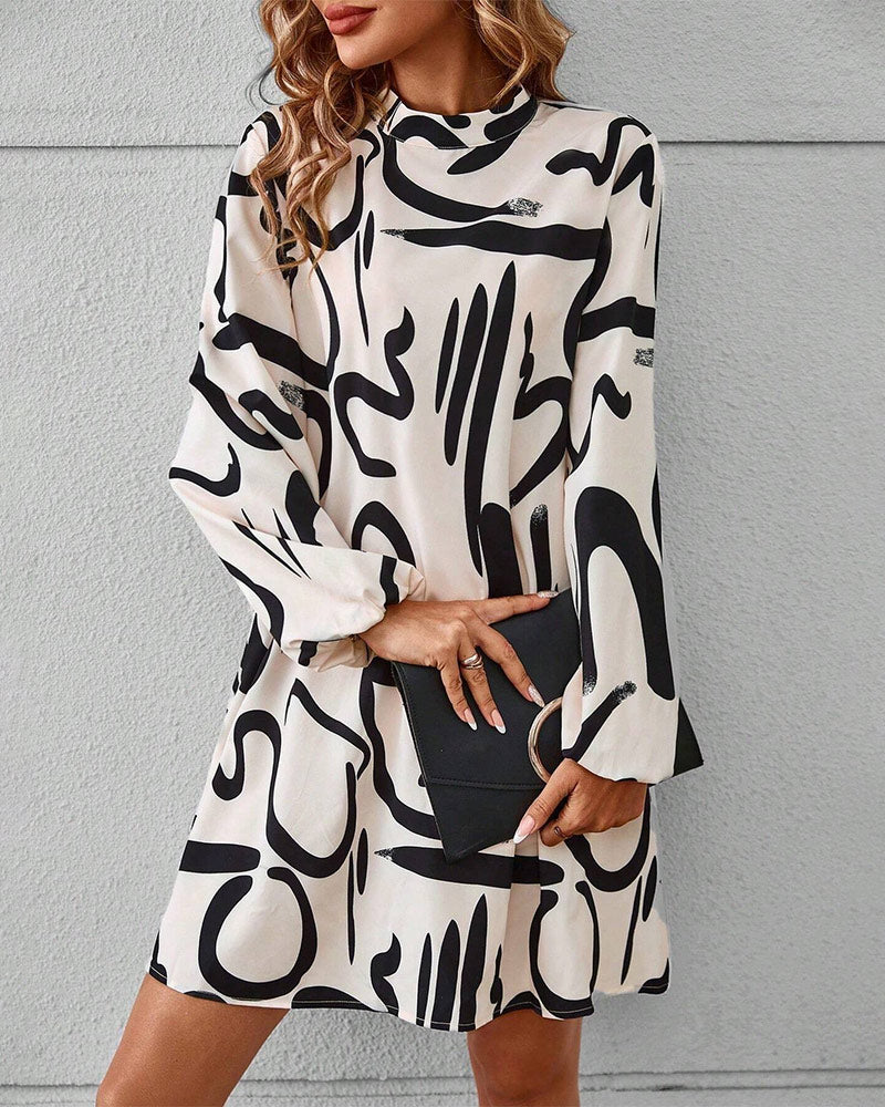 Klänning med graffiti tryck och stativ krage