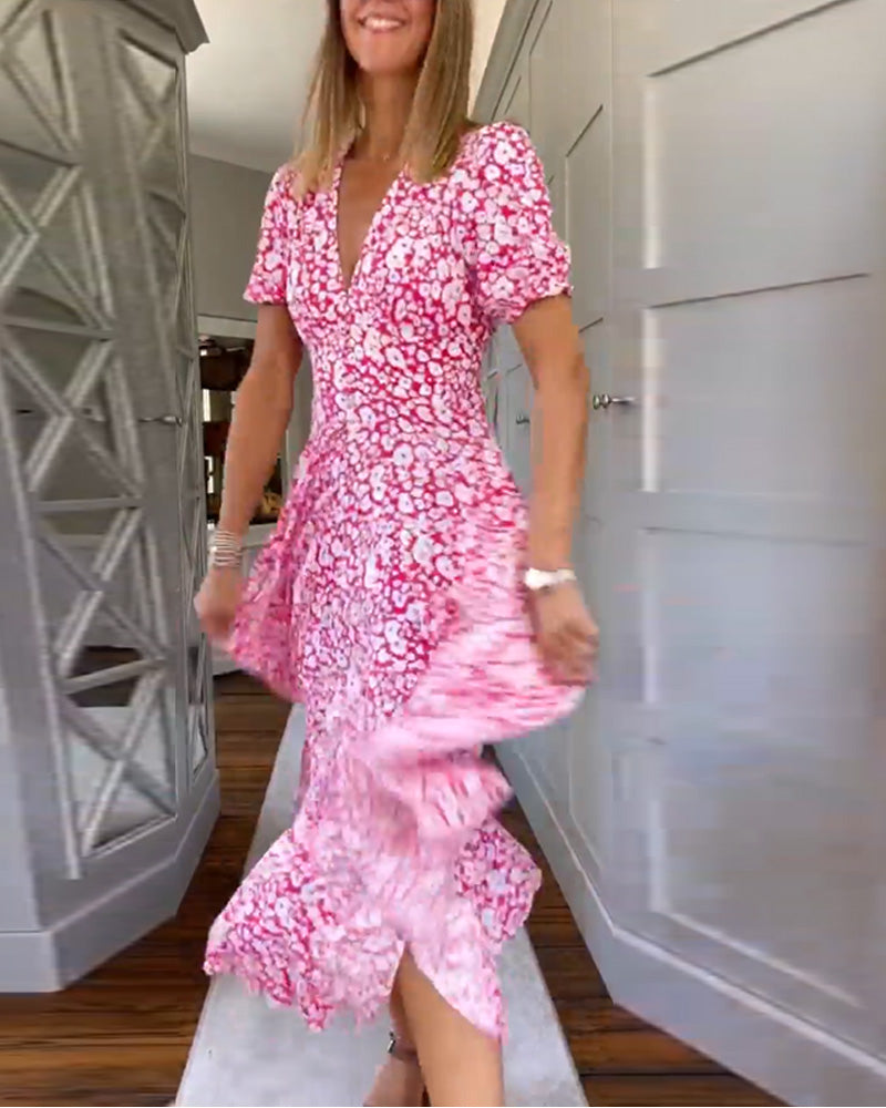 Klänning med v-ringning och blommönster