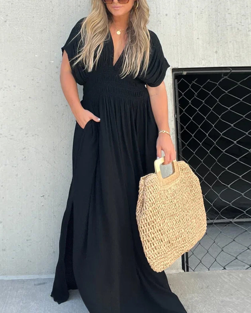 Klänning med djup V-splits och fickor