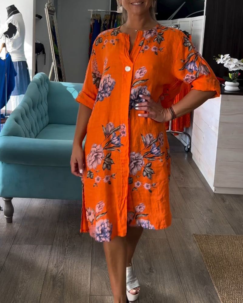 Klänning med knappar och tryckt V-ringning