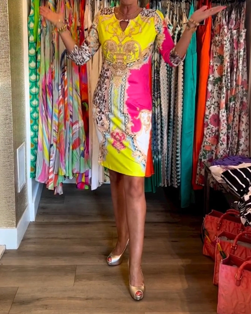 Halvärm utskuren klänning med tryck