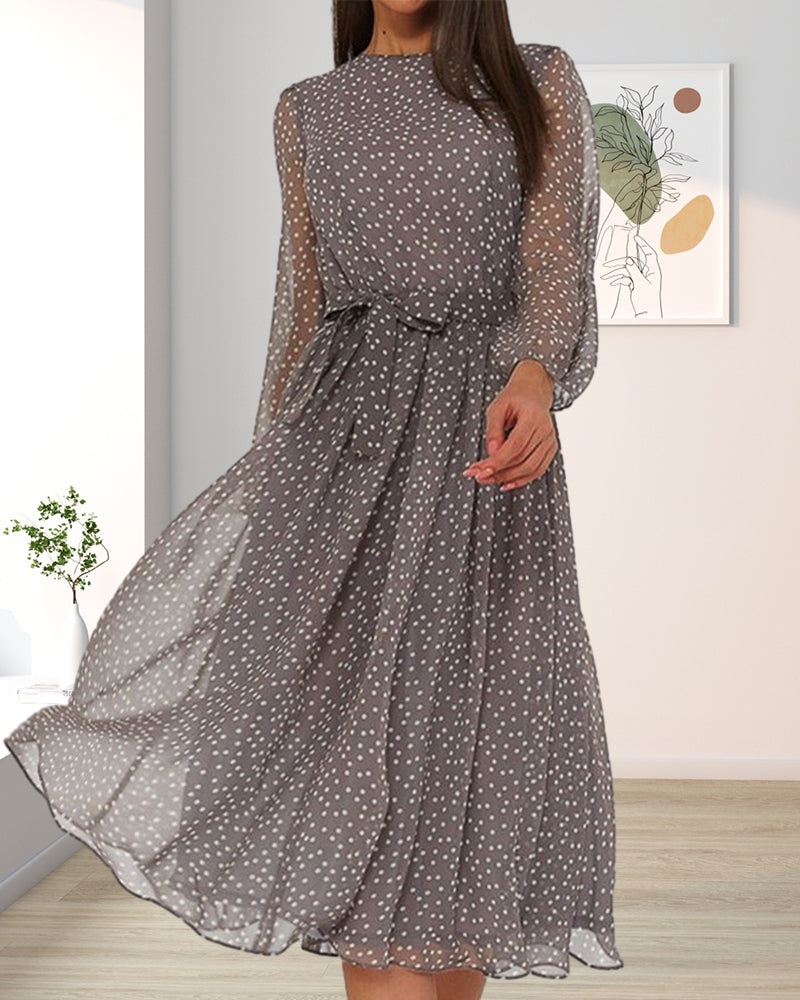 Elegant klänning med pricktryck