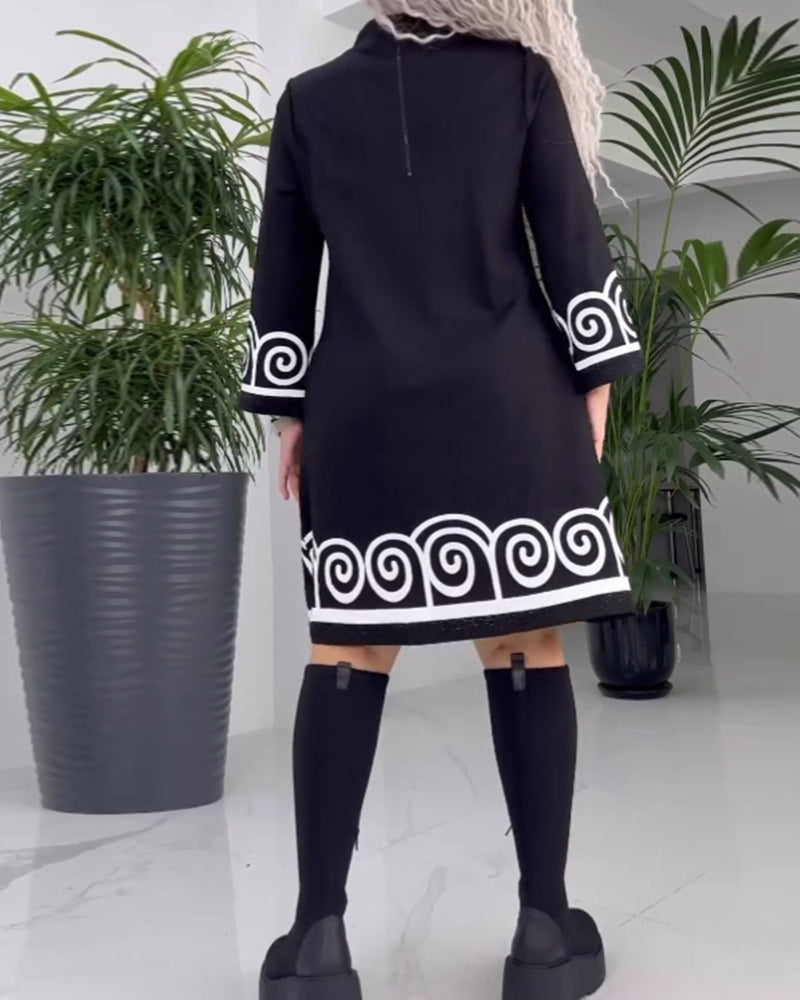 Klänning med vågmönster och långa ärmar