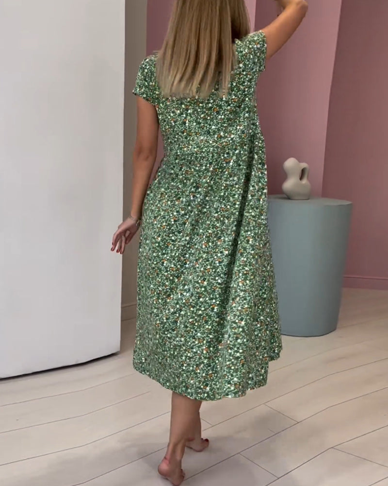 Kortärmad klänning med V-ringning och tryck