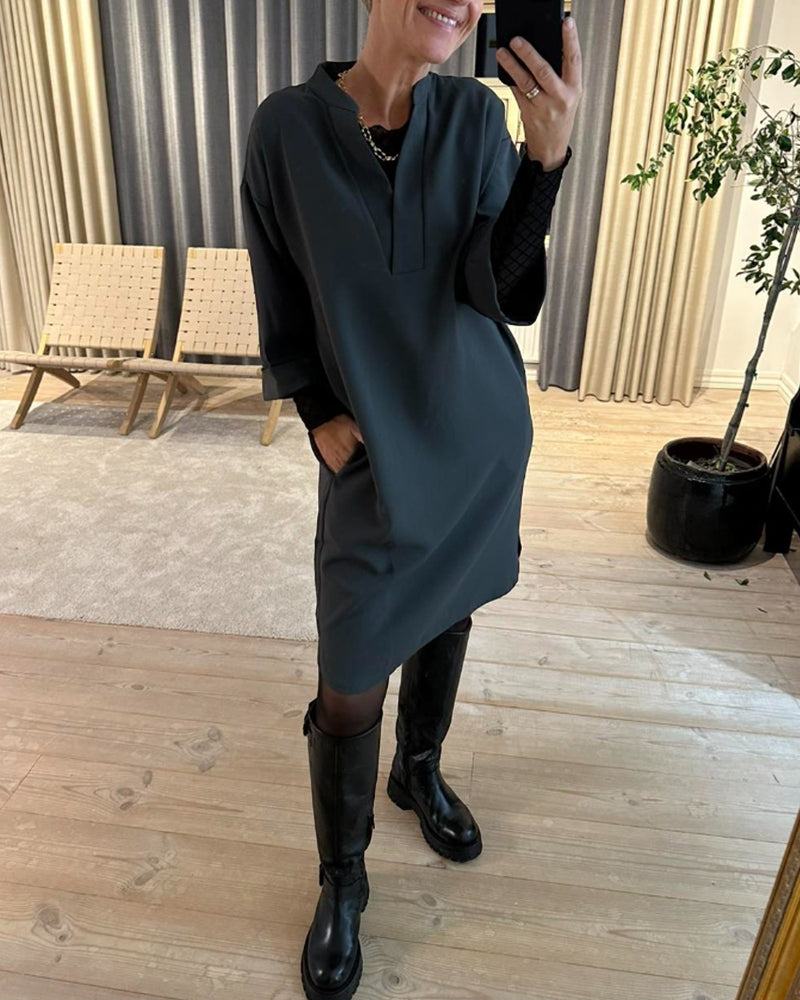 Skiftklänning med fickor och V-ringning