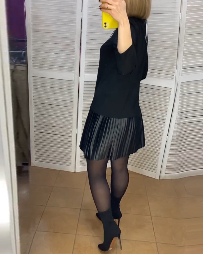 Klänning med veckade paneler och enfärgade