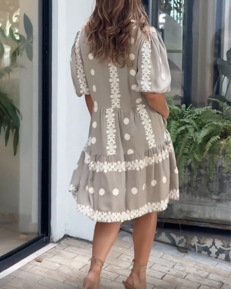 Puffärmsklänning med v-ringning