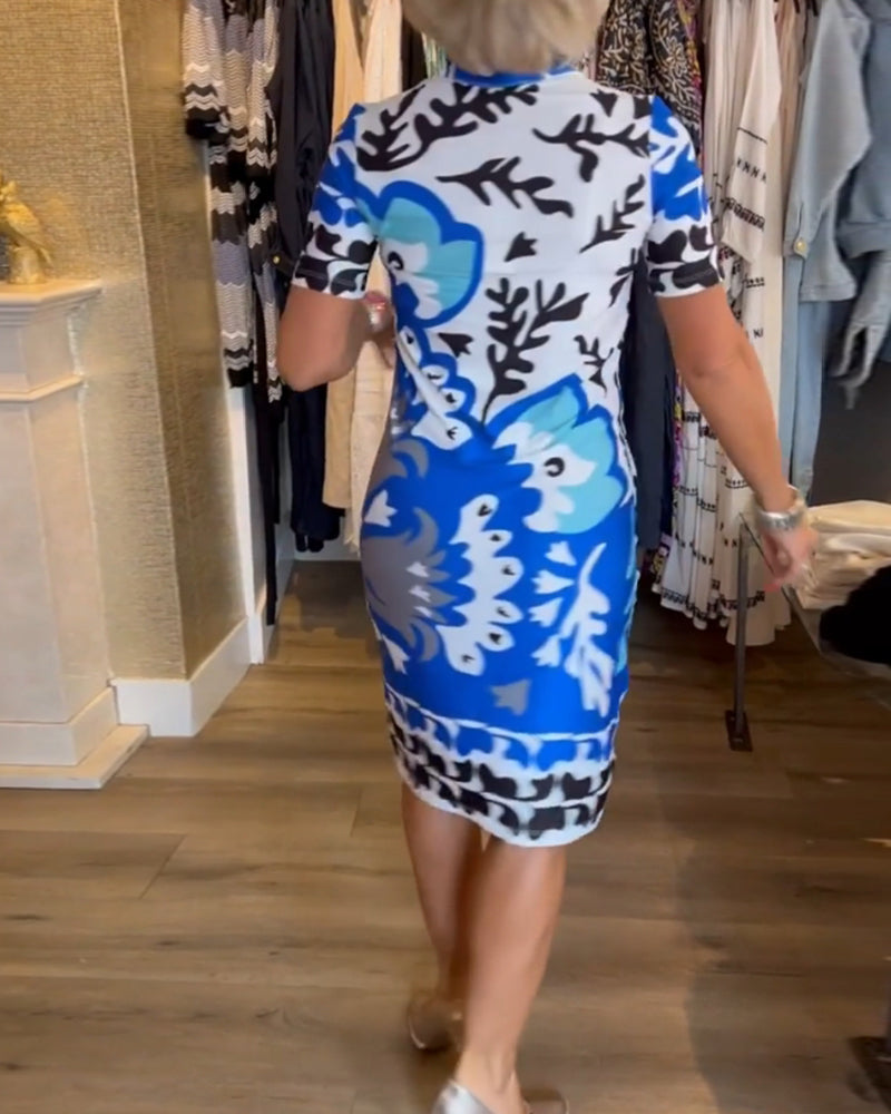 Kortärmad v-ringad klänning med tryck