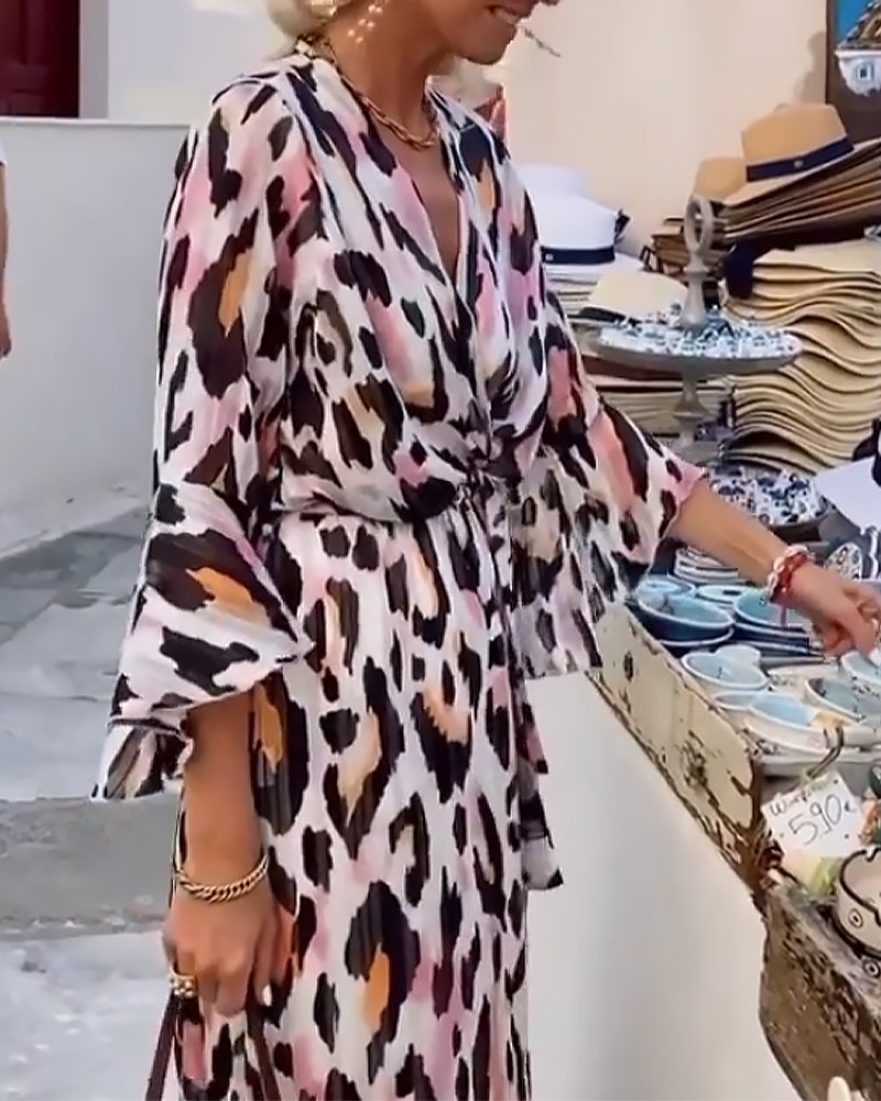 Färgglad leopardklänning