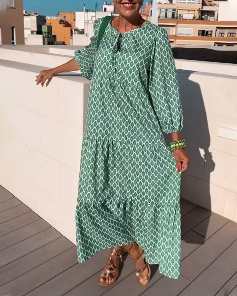 Modetryckt klänning med rund hals