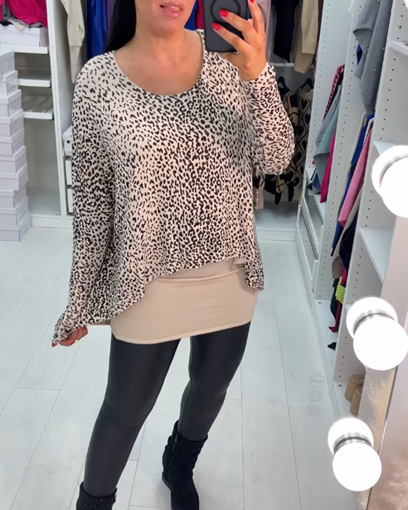 Långärmad topp med leopardmönstret och rund hals
