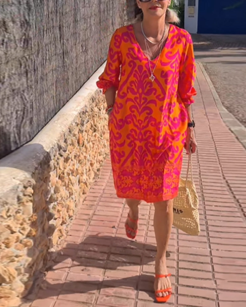 Skiftklänning med tryck och V-ringning