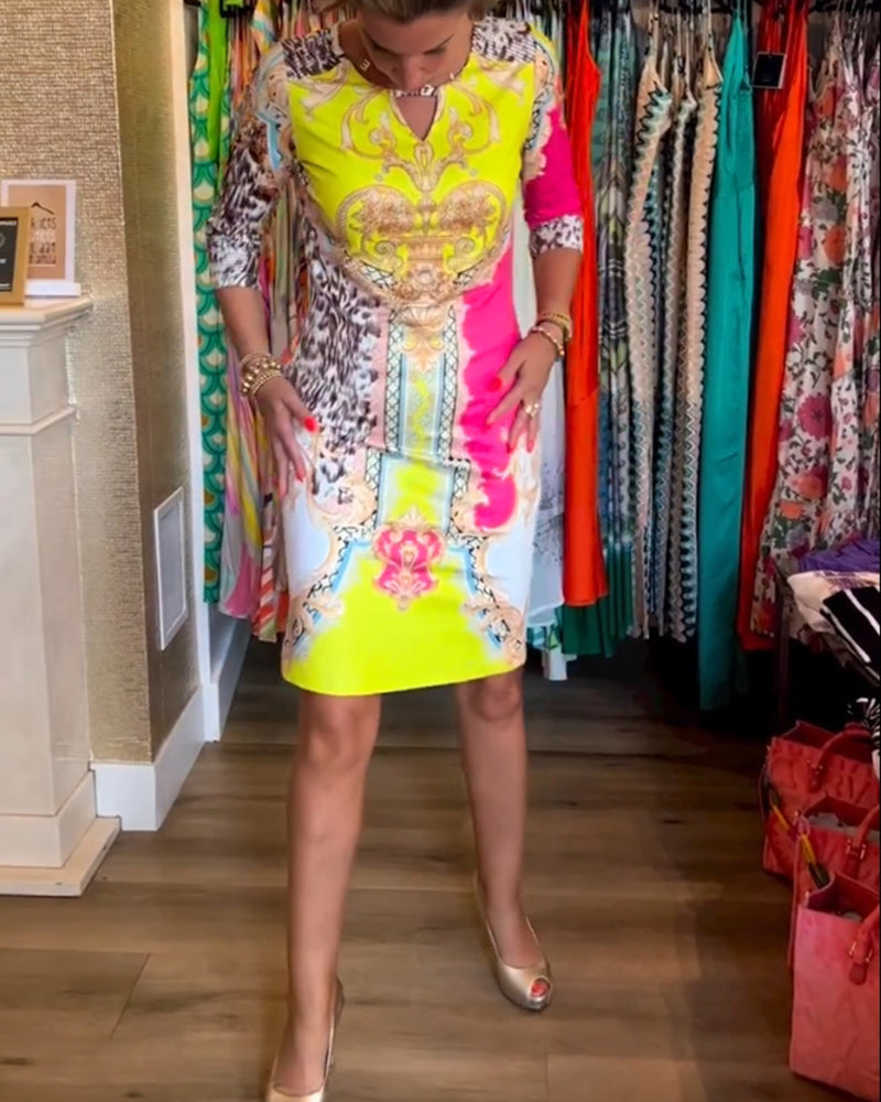 Halvärm utskuren klänning med tryck