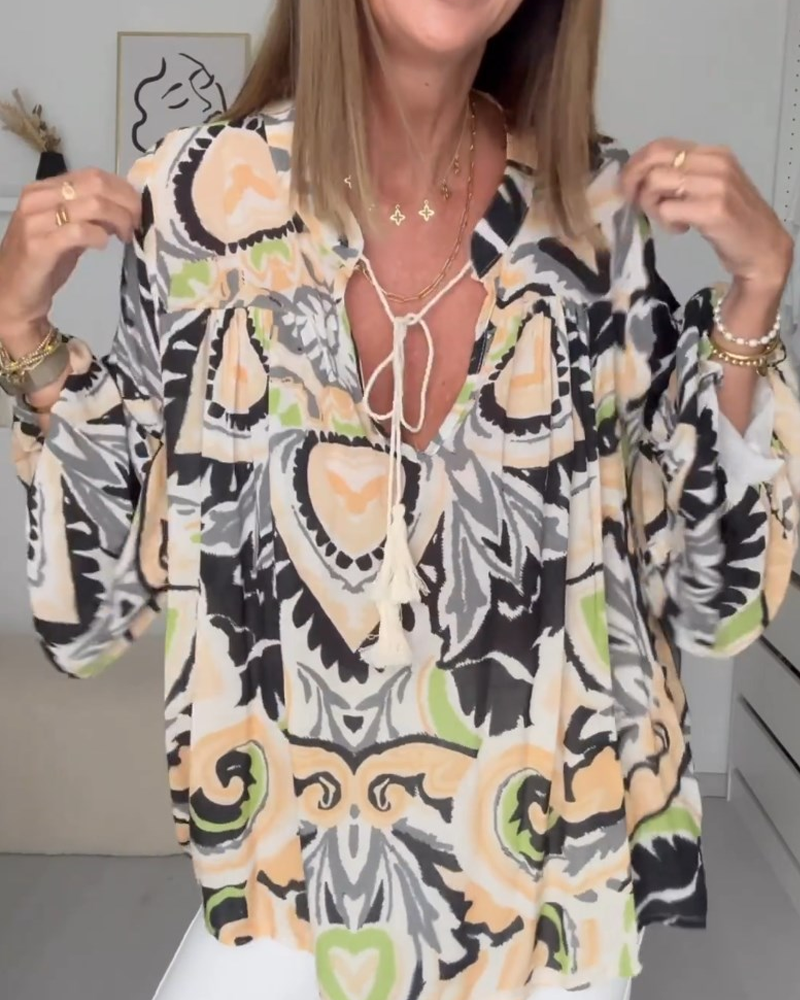 V-ringad avslappnad blus med graffititryck