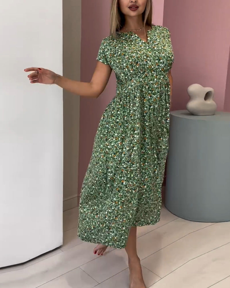 Kortärmad klänning med V-ringning och tryck