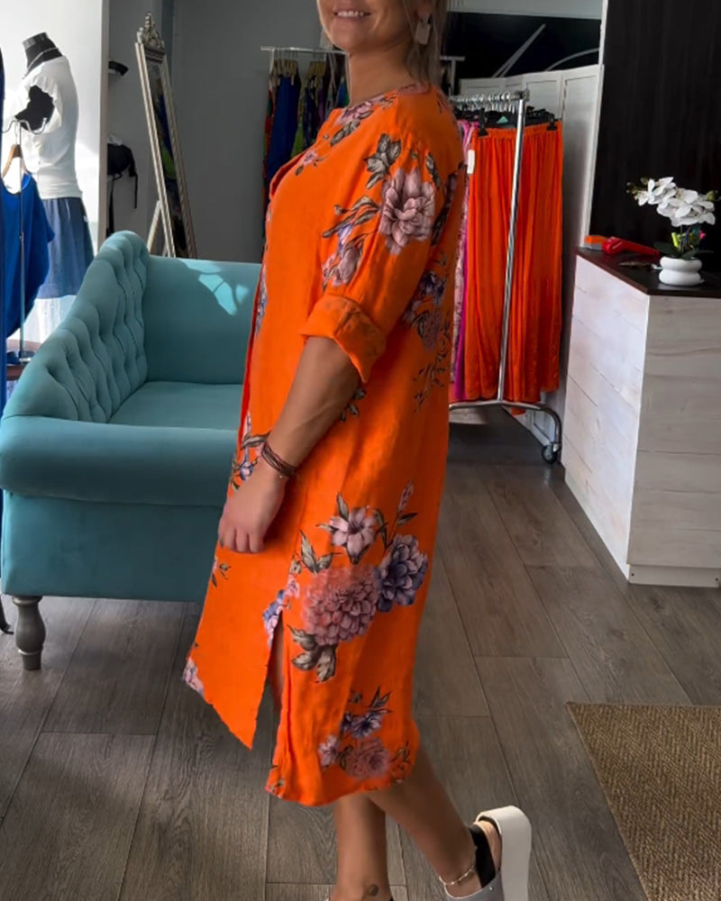 Klänning med knappar och tryckt V-ringning