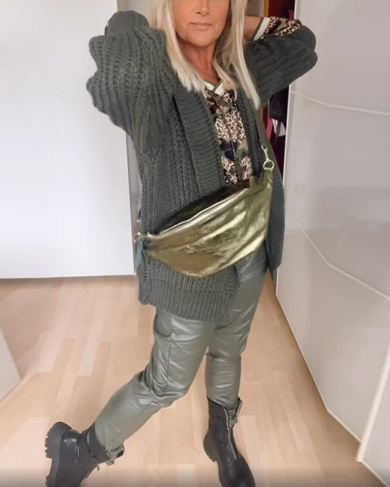 V-ringad topp med leopardmönster