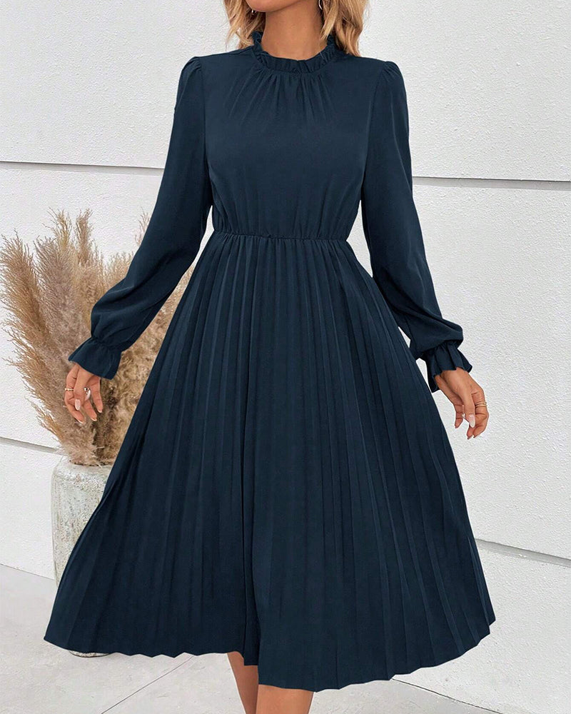 Plisserad enfärgad elegant klänning
