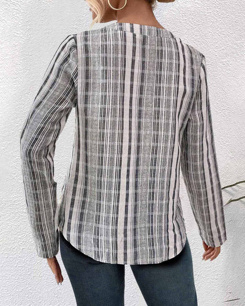 Blus med ledig stil och V-ringning och knappar