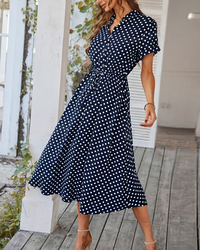 Prickig klänning med knappar och dragsko