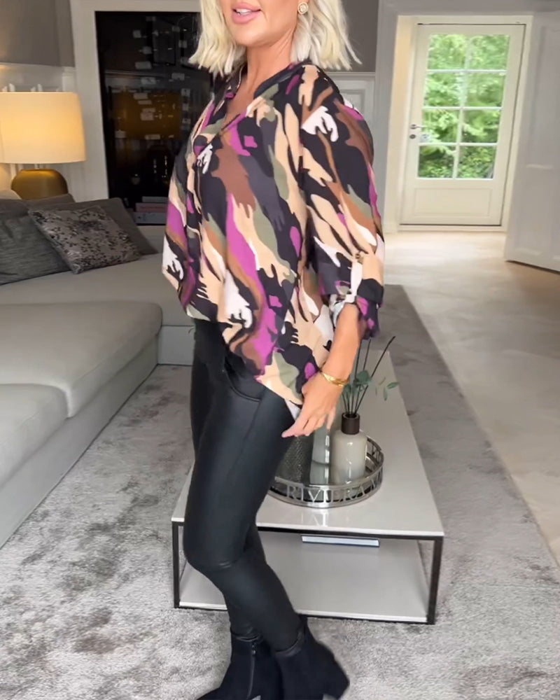Blus med V-ringning och tie-dye mönster