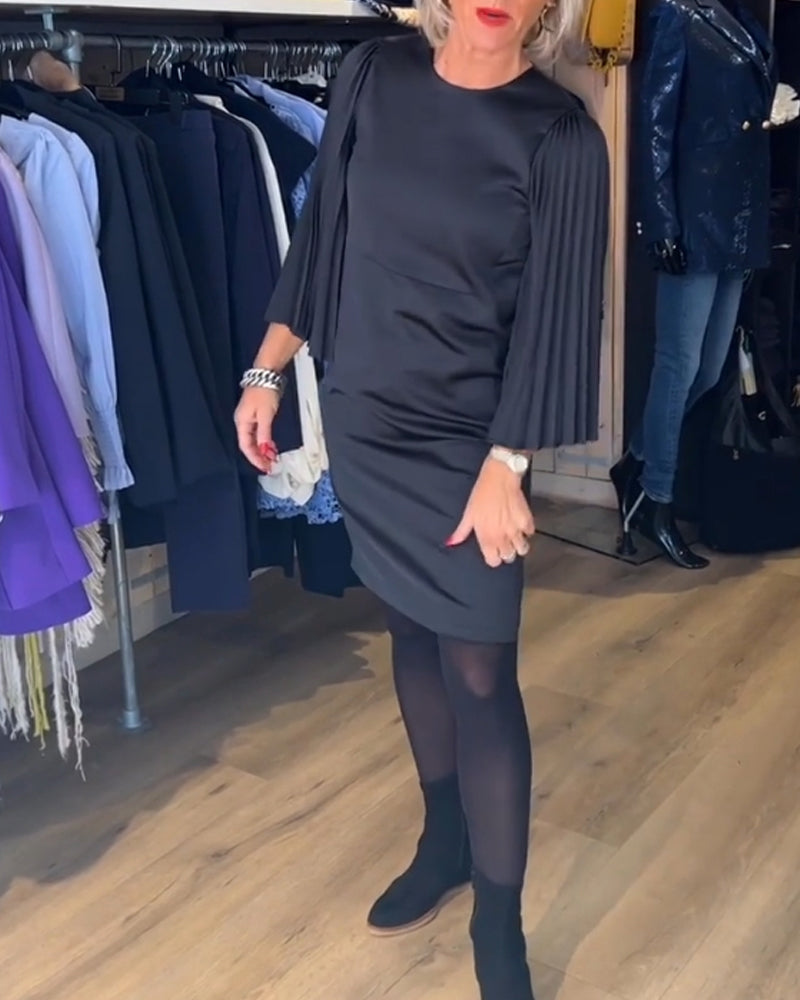 Klänning med klockärmar och rund hals