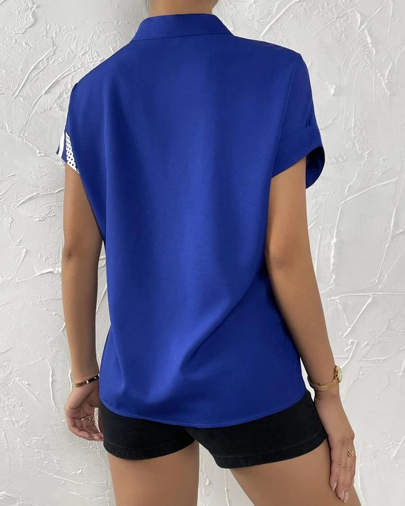 Blus i panel med blommönster med knapp och kort ärm