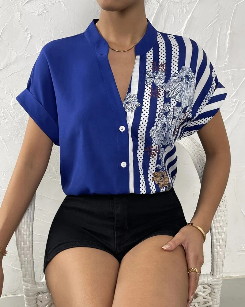 Blus i panel med blommönster med knapp och kort ärm