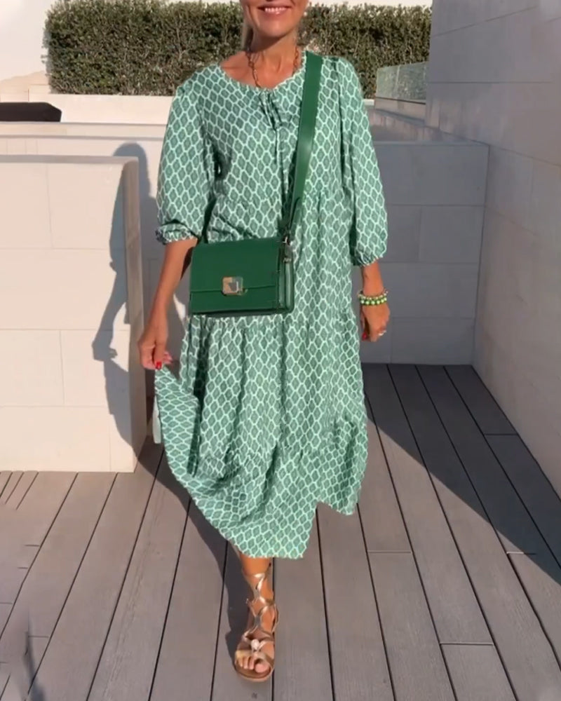 Modetryckt klänning med rund hals