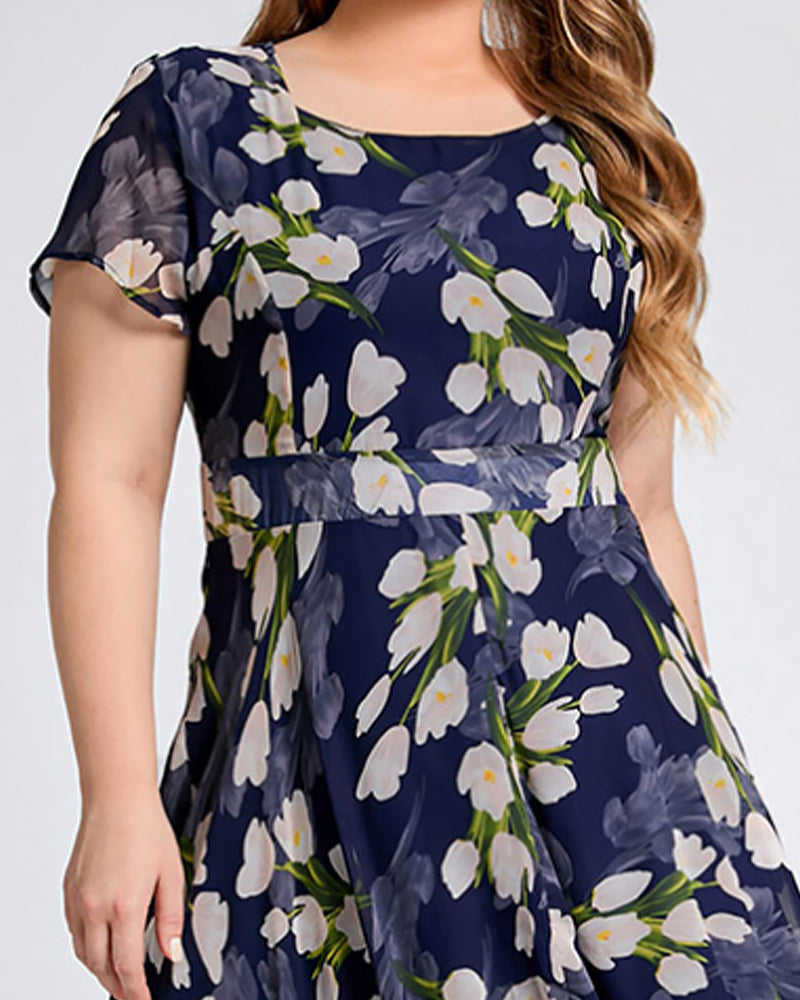 En linjeklänning i blommigt tryck med kort ärm