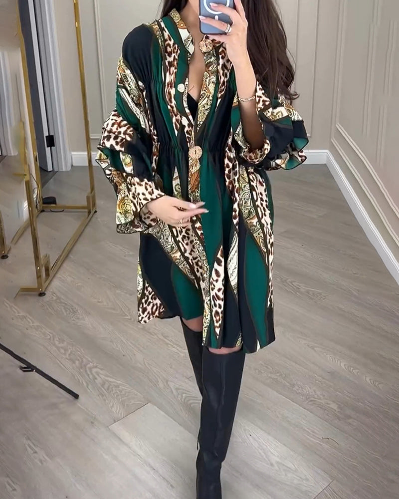 Klänning med lös passform, V-ringning och tryck