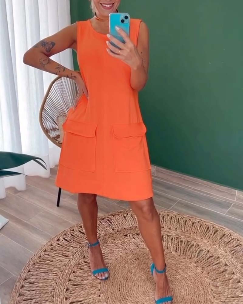 Enfärgad klänning utan ärm