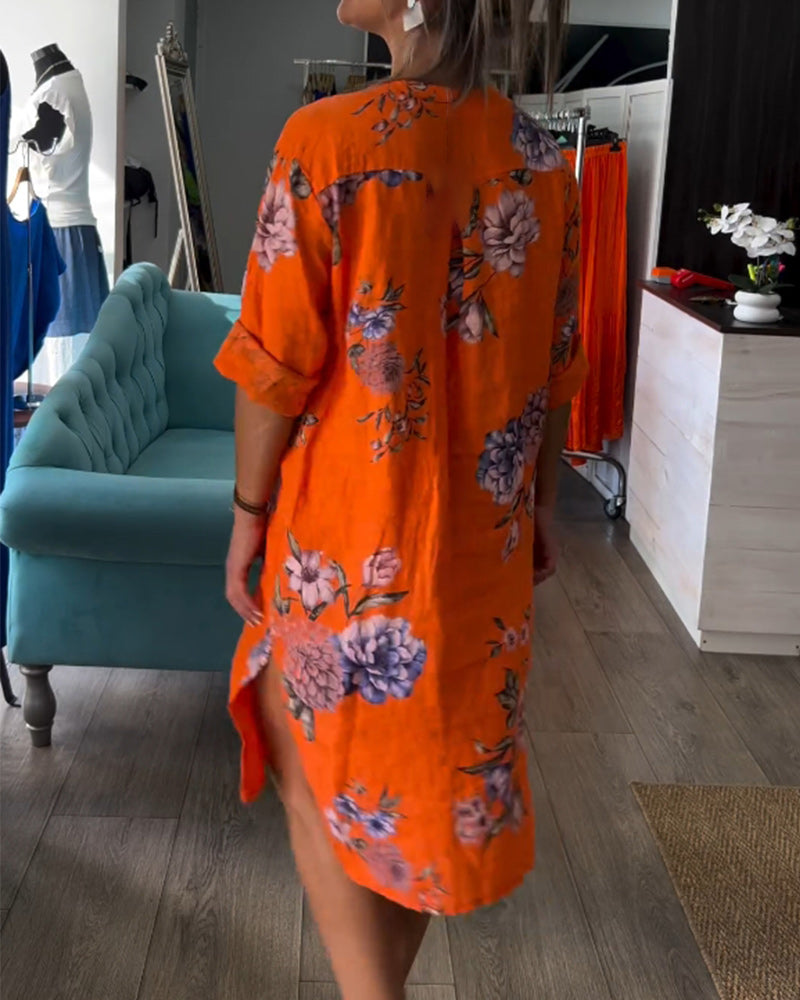 Klänning med knappar och tryckt V-ringning