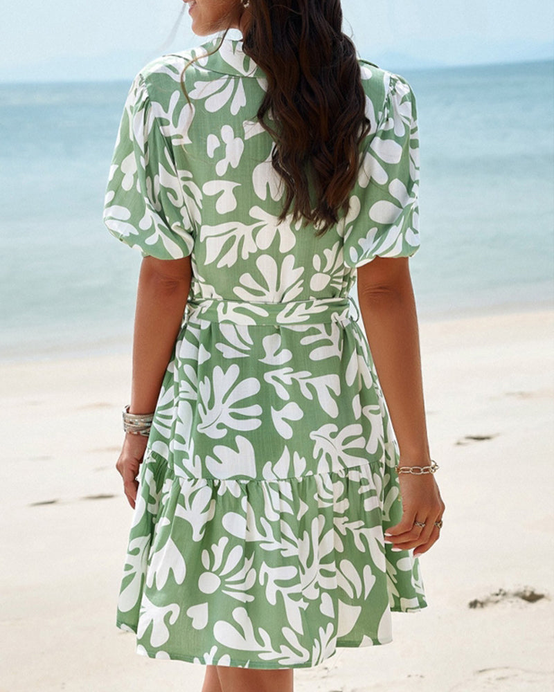 Kortärmad klänning med lapeltryck