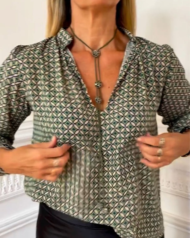 V-ringad ledig blus med geometriskt tryck