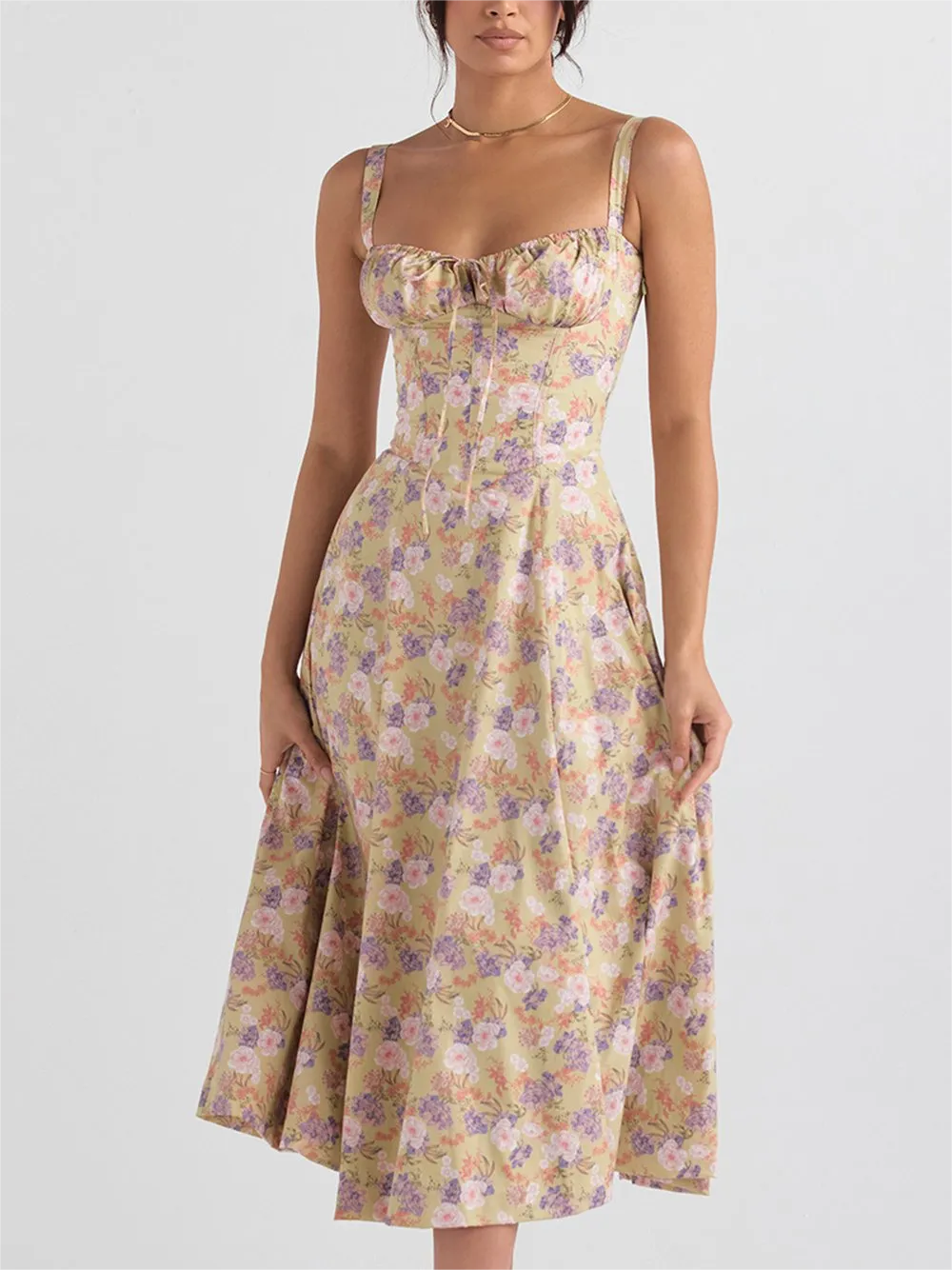 Blommig klänning med bustier som formar midjan