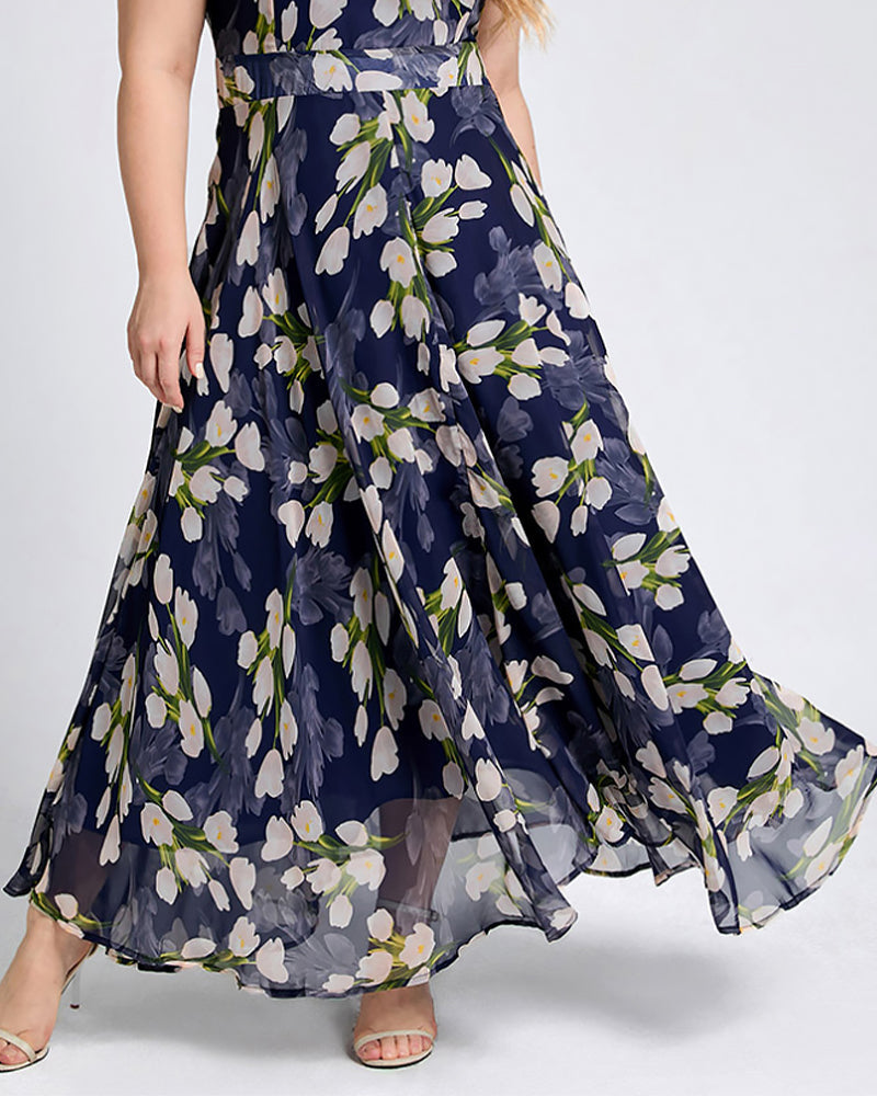 En linjeklänning i blommigt tryck med kort ärm