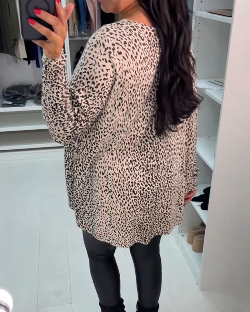 Långärmad topp med leopardmönstret och rund hals