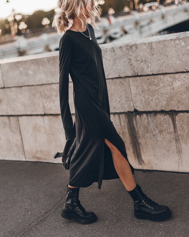 Lång Klänning Med Rund Hals Och Slits