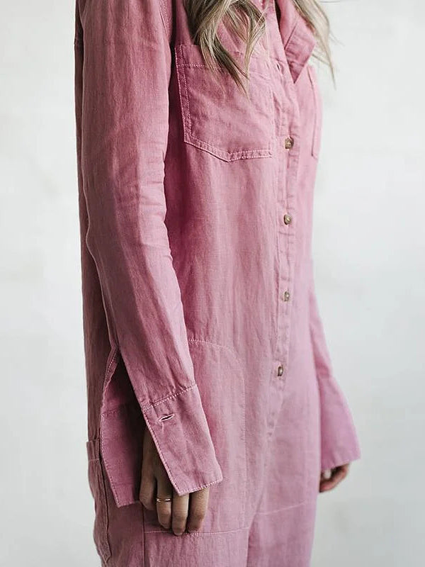Långärmad jumpsuit med knäppning och avslappnad reversficka