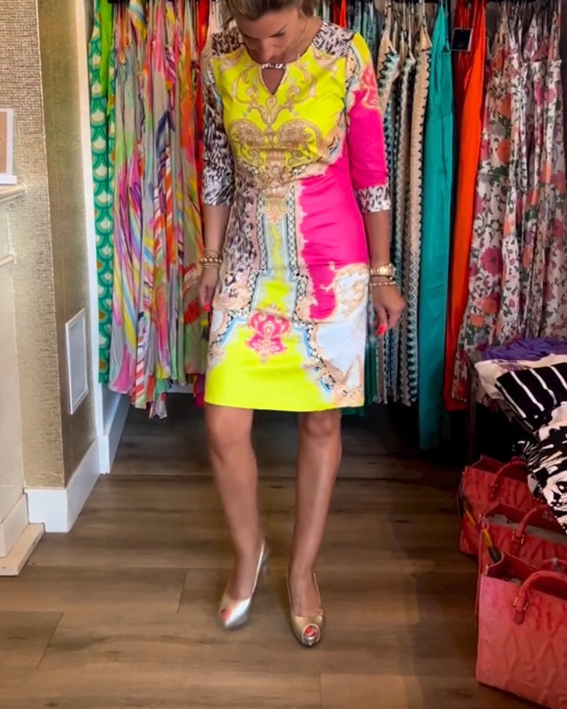 Halvärm utskuren klänning med tryck