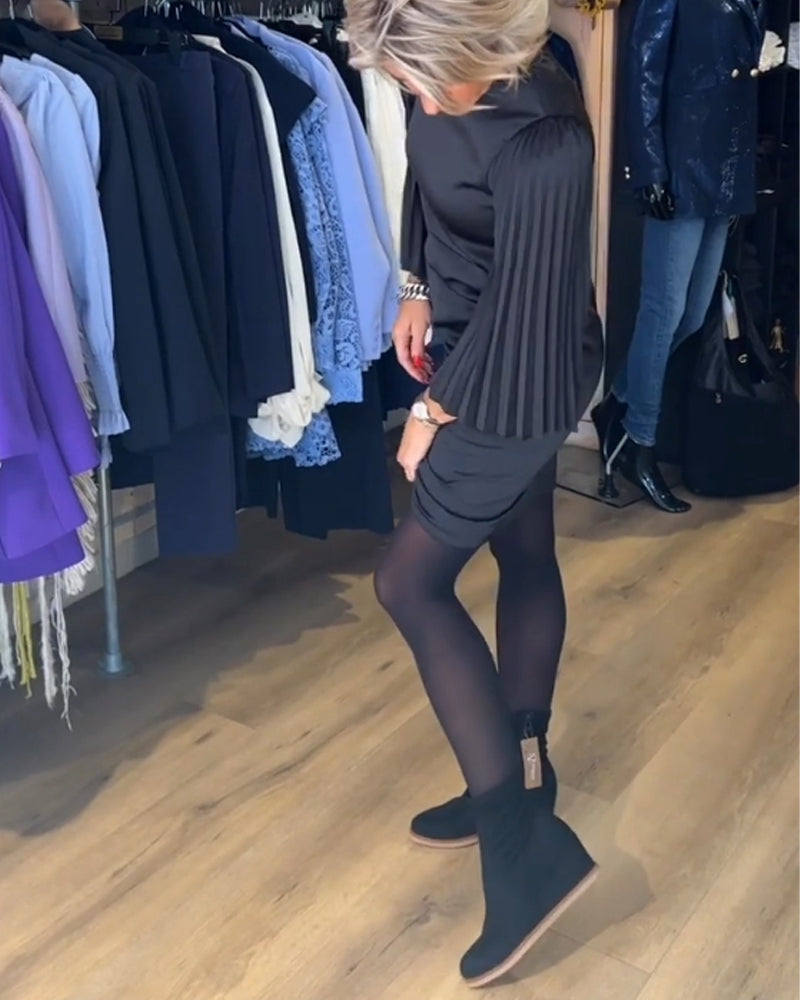 Klänning med klockärmar och rund hals