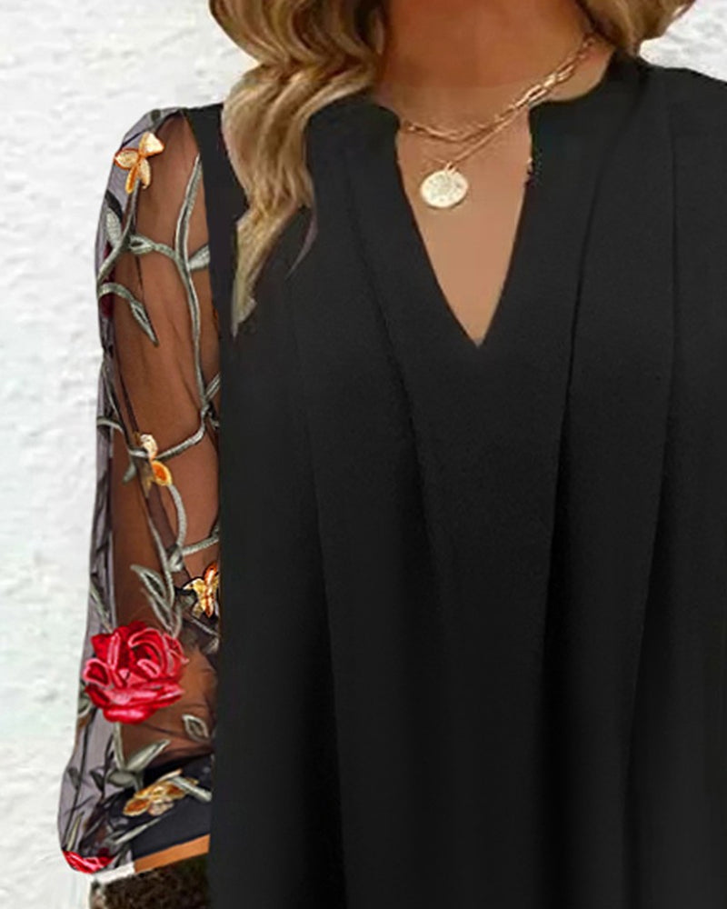 Klänning med skira ärmar och blommönster