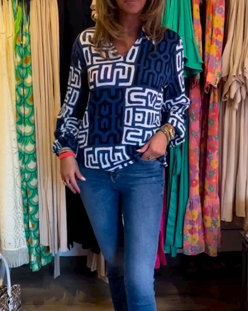 Långärmad topp med V-ringning och tryck