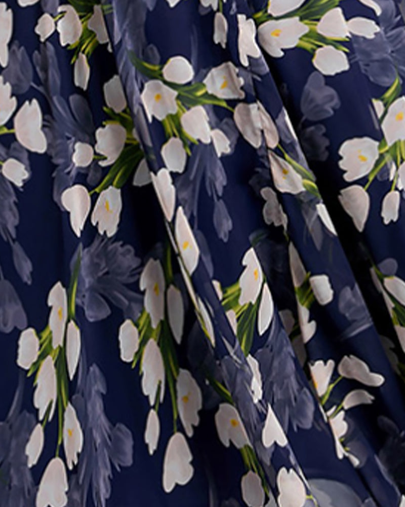 En linjeklänning i blommigt tryck med kort ärm